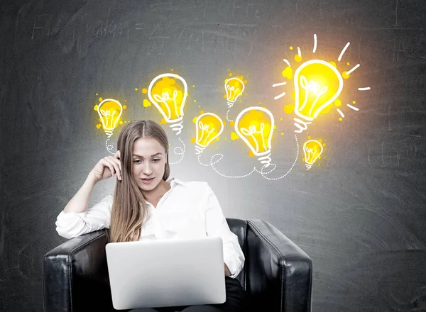 Sarışın kadın koltuk beyin fırtınası