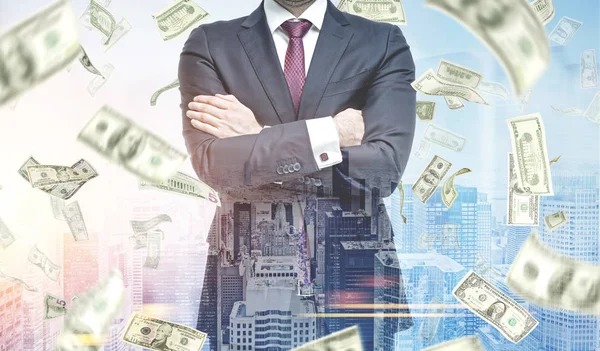 Бизнесмен со скрещенными руками, долларовый дождь — стоковое фото