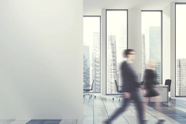 Mensen uit het bedrijfsleven in een witte kantoor — Stockfoto