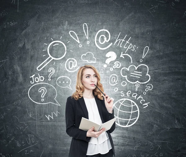 Geschäftsfrau mit einem Copybook, Internet-Suche — Stockfoto