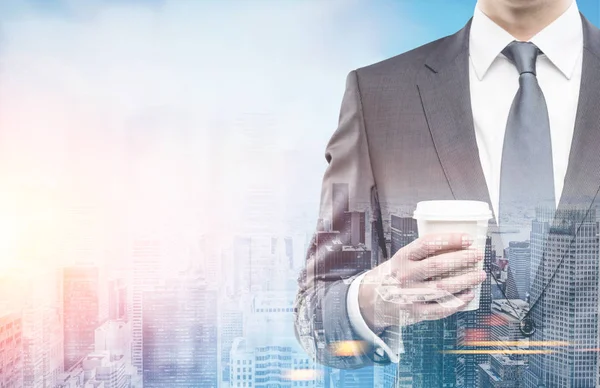 Empresario con una taza de café, ciudad de la mañana — Foto de Stock