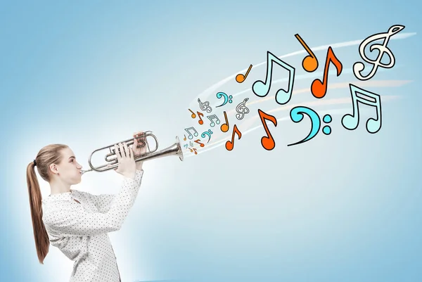 Femme blonde avec un saxophone, notes, bleu — Photo