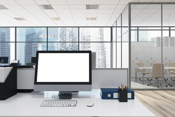 Vita datorskärm i ett modernt kontor — Stockfoto