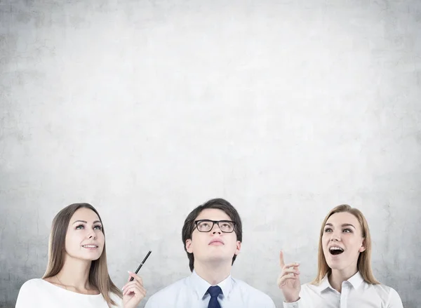 Grupo de jovens brainstorming, concreto — Fotografia de Stock