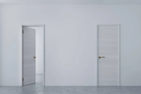 Quarto branco com portas vazias e fechadas — Fotografia de Stock