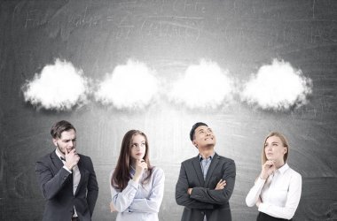 Çeşitli iş takım, düşünce bulutlar, yazı tahtası