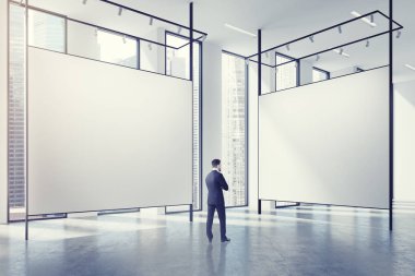 Çatı katında, adam Galeri