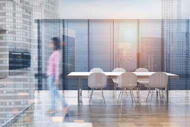 İki soba ve Çift Kişilik bir tablo ile beyaz mutfak