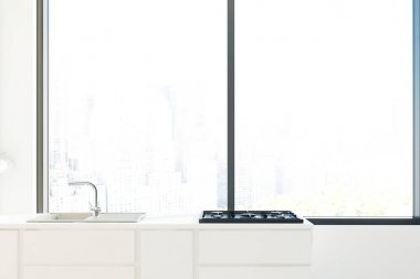 Beyaz mutfak lavabo ve bir Ocak