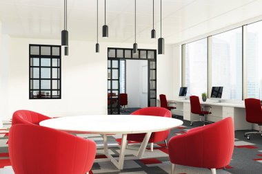 Yuvarlak masa ve kırmızı sandalye ile açık ofis