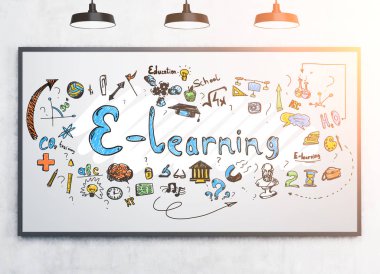 Renkli e kroki bir beyaz tahta üzerinde öğrenme