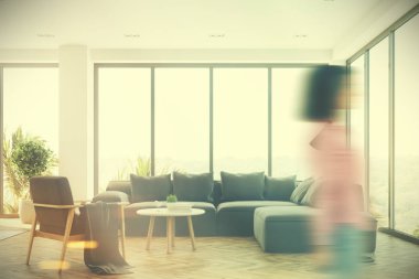 Beyaz salon iç gri bir kanepe ile kız