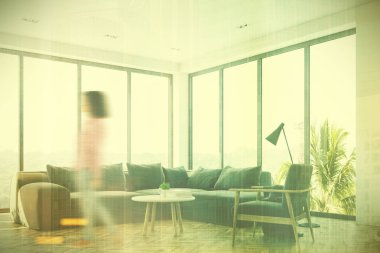 Gri bir kanepe, yan kız beyaz oturma odası