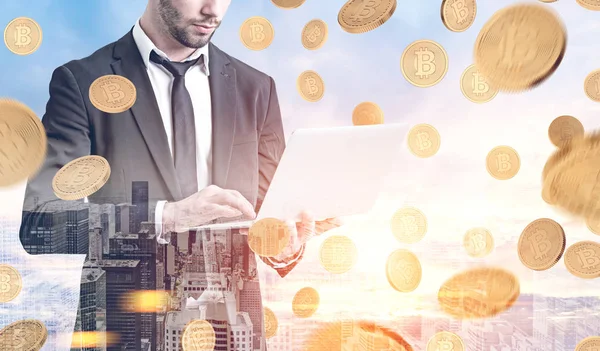 Adam bir şehirde, bitcoins bir dizüstü bilgisayar ile