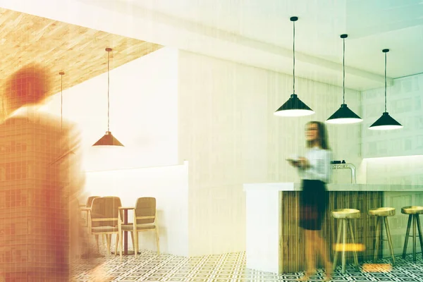 Beyaz iç, Tabureler, köşe, insanlar bar