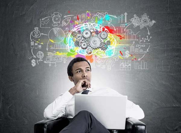 Dalgın Afrikalı-Amerikalı işadamı, beyin SMM