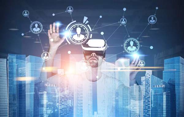 Empresário em óculos VR, rede em uma cidade — Fotografia de Stock