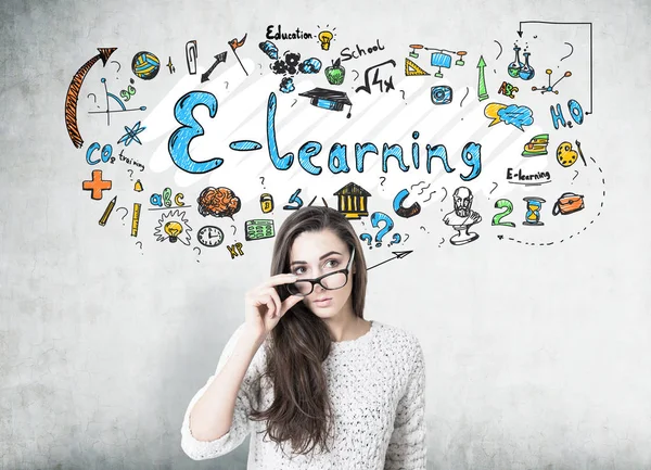 Gözlüklü, ciddi iş kadını e öğrenme