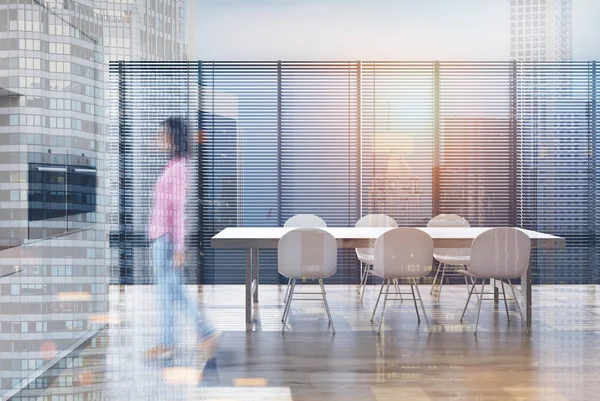 İki soba ve Çift Kişilik bir tablo ile beyaz mutfak