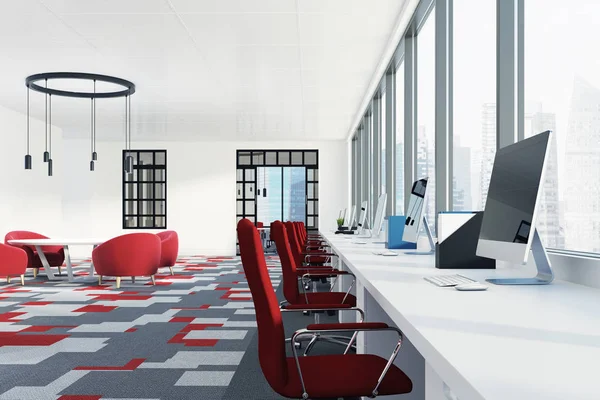 Kırmızı sandalye, yan görünümü ile açık ofis