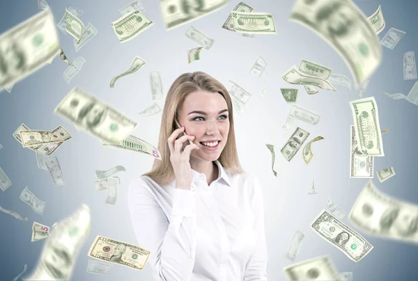 Mujer de negocios rubia en el teléfono, lluvia dólar — Foto de Stock