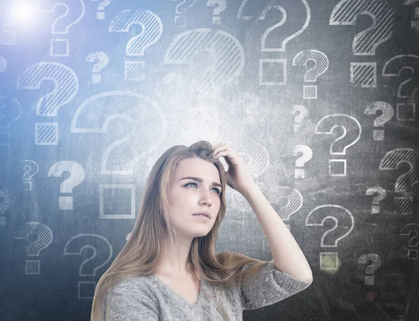 Dalgın kadın tırmalamak baş, sorular, tonda