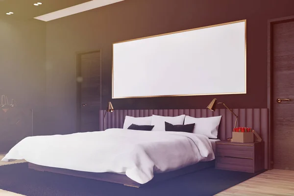 Черная спальня с плакатом, вид сбоку тонированный — стоковое фото