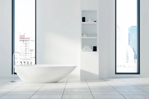 白色的浴室内，浴缸和货架 — 图库照片