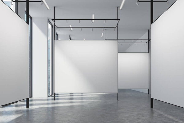 Интерьер галереи, вид спереди
