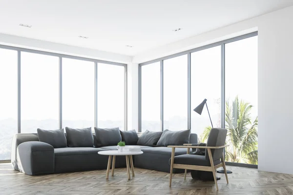 Interior branco da sala de estar com um sofá cinza, lado — Fotografia de Stock