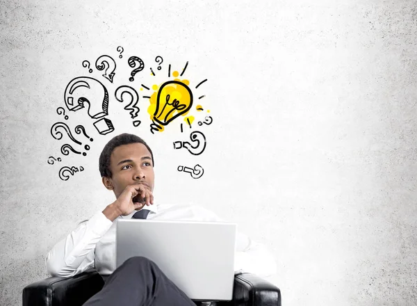 Dalgın Afrikalı-Amerikalı işadamı, cevap