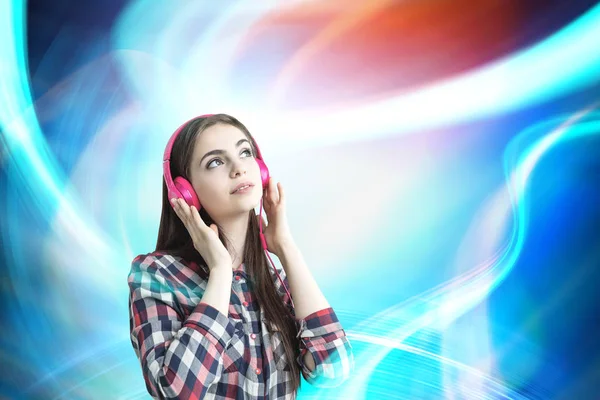 Adolescente avec écouteurs roses, couleurs — Photo