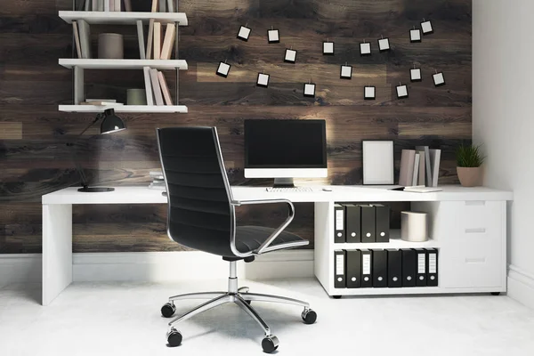 Koyu ahşap ev ofis, siyah sandalye