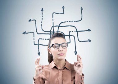 İş kadını, ok labirent meditasyon