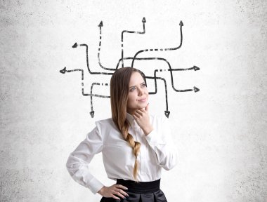 Ok labirent örgülü saçlı kadın