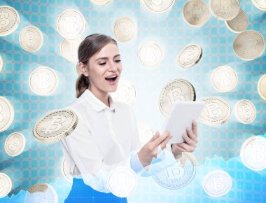 Bir tablet, bitcoins ile mutlu kadın