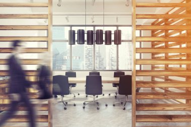 Konferans odası iç tahta duvarlı, insanlar