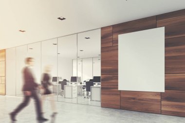 Ahşap ofis lobisinde bir posteri, insanlar ile