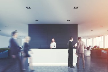 Siyah ahşap ofis, beyaz Resepsiyon, insanlar