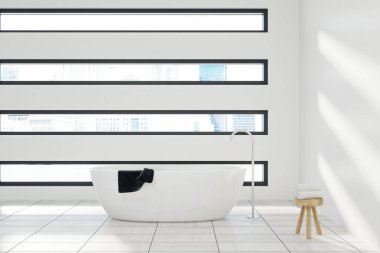 Bir küvet ile beyaz banyo yakın çekim