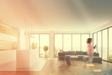 Beyaz salon iç bir çizgiyle kız