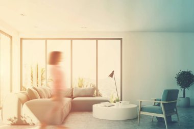 Oturma odası mavi bir kanepe ile ön beyaz, kız