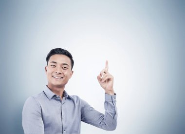 Yukarı dönük neşeli Asya işadamı portresi