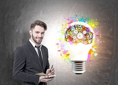 Bir planlayıcısı ve bir fikir ile gülümseyen iş adamı