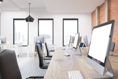 Açık alan ofis iç mekan, bilgisayar ekranı