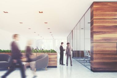 Ahşap ve beyaz şirket lobi, koltuklar, insanlar