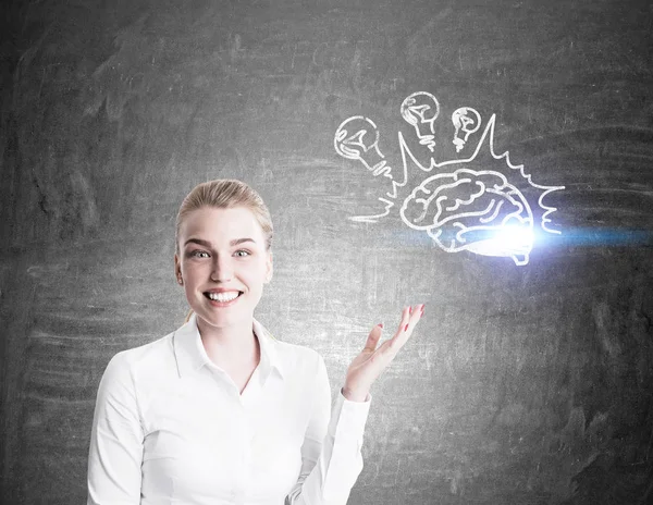 Весела бізнес-леді показує мозок з лампочками — стокове фото