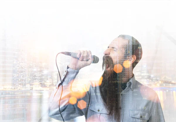 Zingende man met een baard in een stad — Stockfoto