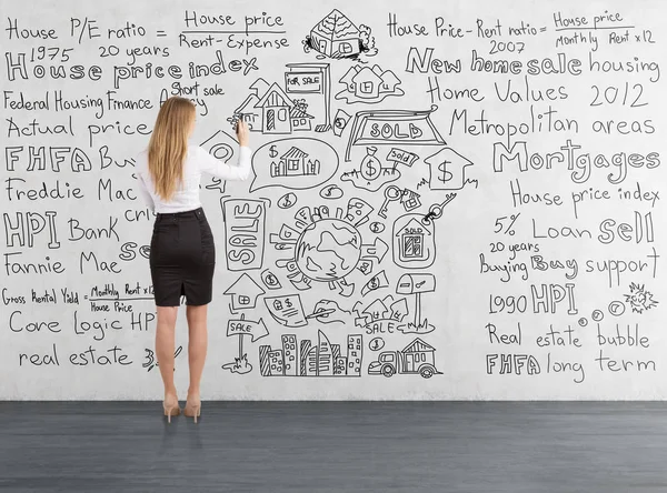 Блондинка-бизнесвумен рисует скетч о продаже дома — стоковое фото