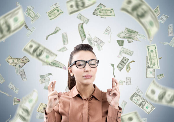 Женщина со скрещенными пальцами
